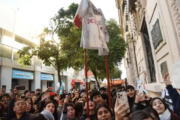 Protesta, tensión y promesa de diálogo en la Escuela Normal