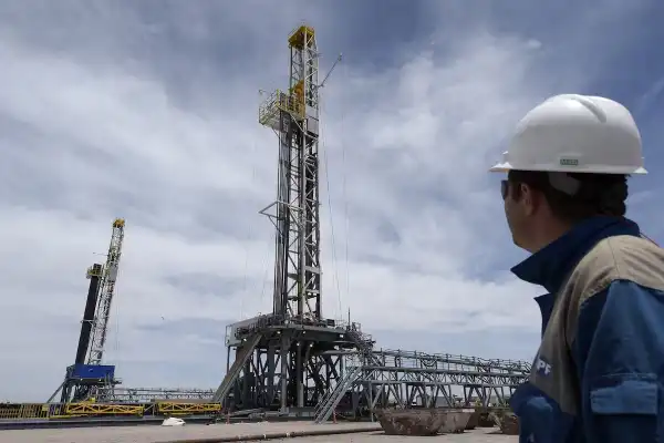 Vaca Muerta: YPF lanza una licitación clave y Techint busca su revancha tras los últimos traspiés