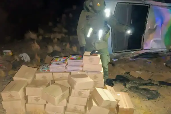 Volcó mientras manejaba alcoholizado y descubrieron que llevaba álbumes y figuritas del Mundial 2026 de contrabando