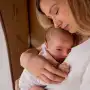 4G y maternidad: qué tienen que ver los celulares con la caída de la natalidad