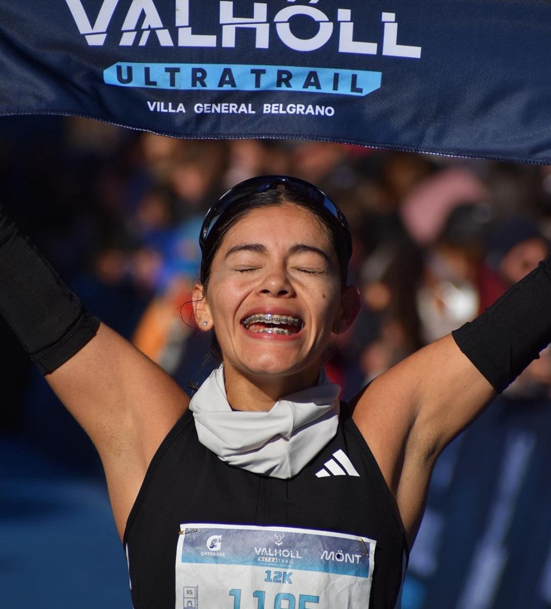GLORIA. Con los brazos en alto y una enorme sonrisa, Alderete celebró una victoria inolvidable en Villa General Belgrano.
