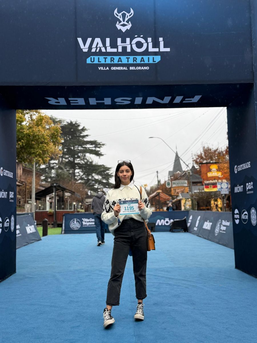 ILUSIÓN. Antes de competir, Brisa Alderete posó bajo el arco de Valhöll Ultra Trail, la carrera que días después terminaría conquistando en Córdoba.
