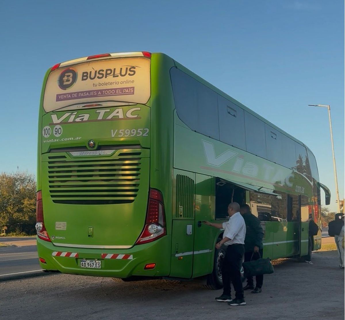 VARADOS. El ómnibus en el que viajan los padres de Leonel Vega estuvo al costado de la ruta durante cuatro horas, debido a un desperfecto técnico.