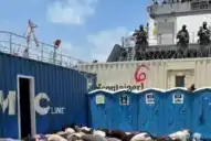 Activistas por Gaza, de rodillas y atados en Israel