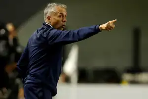 El DT de San Lorenzo denunció que hinchas de Santos lo golpearon tras el partido