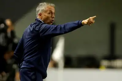 El DT de San Lorenzo denunció que hinchas de Santos lo golpearon tras el partido