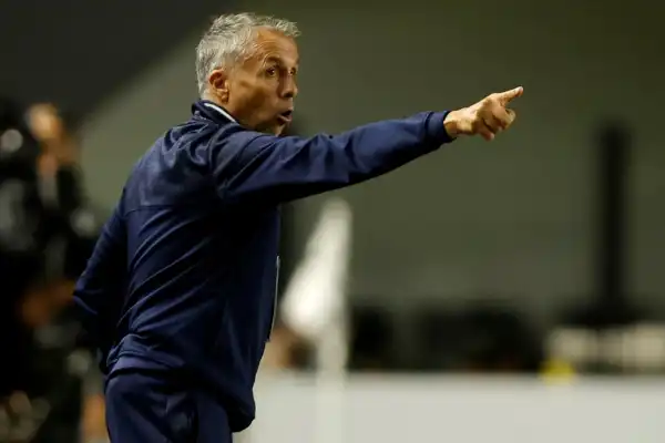 El DT de San Lorenzo denunció que hinchas de Santos lo golpearon tras el partido