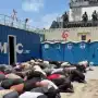 Activistas por Gaza, de rodillas y atados en Israel