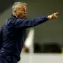 El DT de San Lorenzo denunció que hinchas de Santos lo golpearon tras el partido