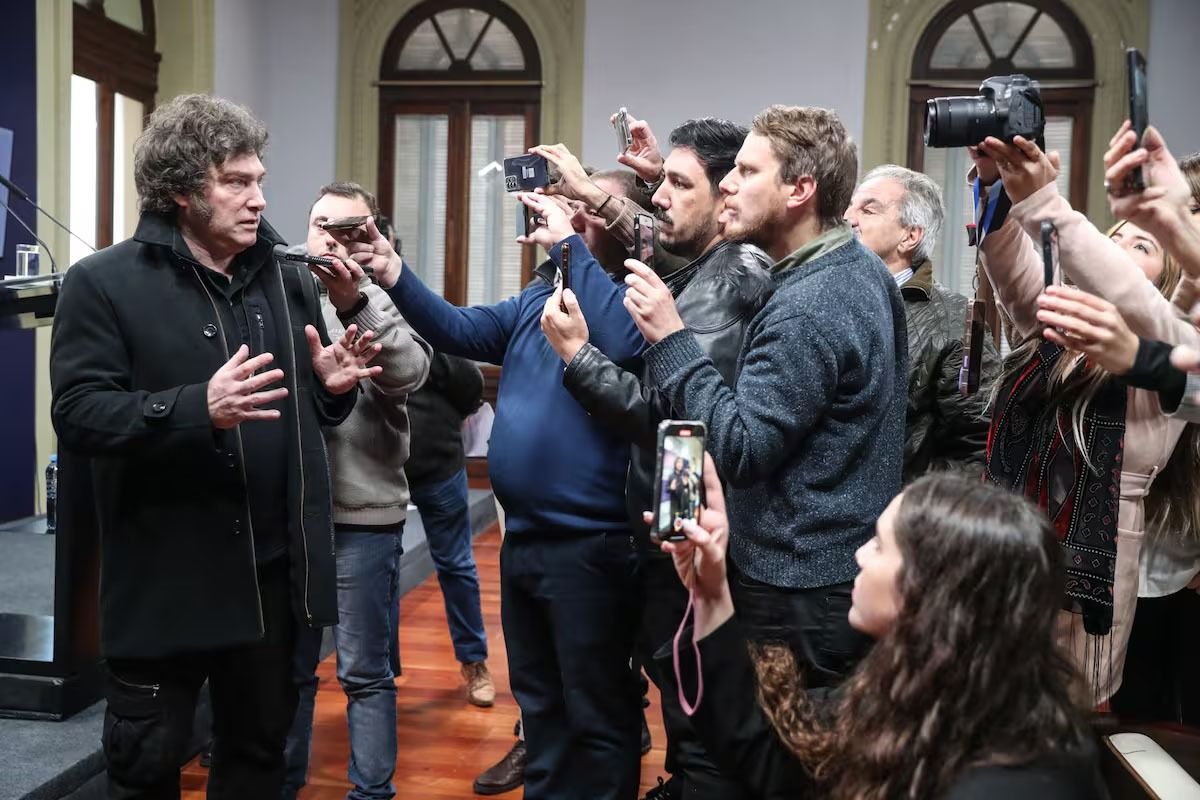 ANTE LA PRENSA. Javier Milei dialoga con periodistas. La imagen fue tomada en 2024; eran otros tiempos.