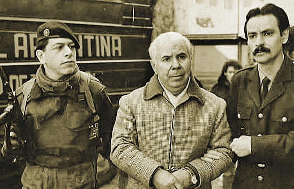 SERENO. Arquímedes Puccio, escoltado por efectivos policiales tras la caída del clan que conmocionó al país.