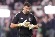 Alarma en la Selección: Dibu Martínez sufrió una fractura en un dedo y peligra su participación en los amistosos previos al Mundial