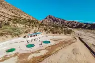 Termas, castillos naturales y paisajes únicos: el pueblito escondido ideal para una escapada cerca de Tucumán