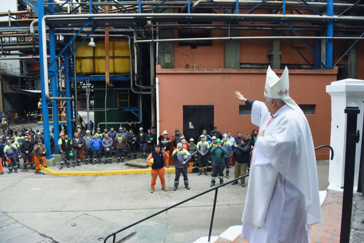 BENDICIÓN. Monseñor Sánchez ofició la misa de bendición de frutos.