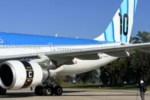 Camiseta gigante, el 10 y la cinta de capitán: Aerolíneas Argentinas presentó el impactante avión que acompañará a la Scaloneta