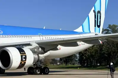 Camiseta gigante, el 10 y la cinta de capitán: Aerolíneas Argentinas presentó el impactante avión que acompañará a la Scaloneta