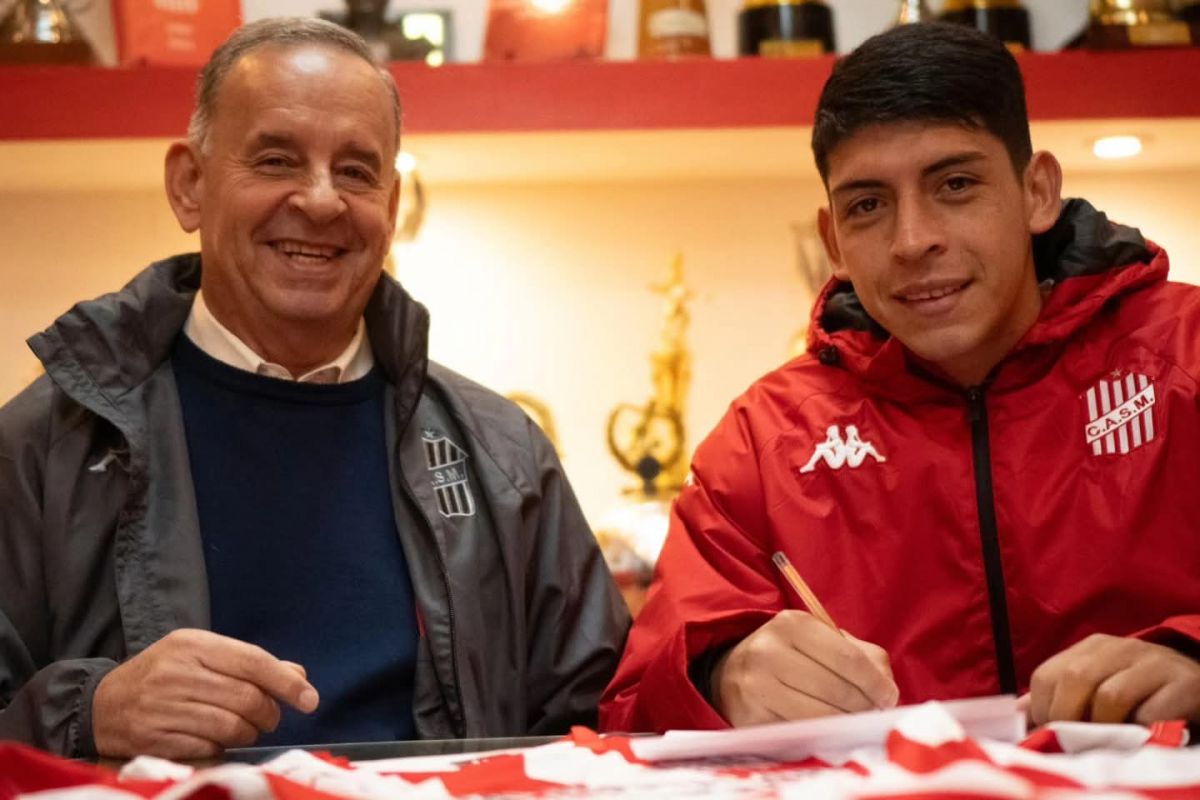 FIRMA DEL CONTRATO. Rodríguez posa sonriente junto al presidente de San Martín Oscar Mirkin.