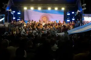 Domingo Patrio en la Ciudad: música y danza en la plaza Independencia