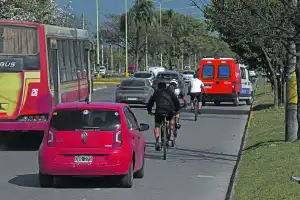 Los ciclistas piden más infraestructura en las calles y cargan contra quienes manejan autos