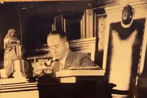 Recuerdos fotográficos: Juan Heller y la chuña del Palacio de Justicia