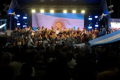Domingo Patrio en la Ciudad: música y danza en la plaza Independencia