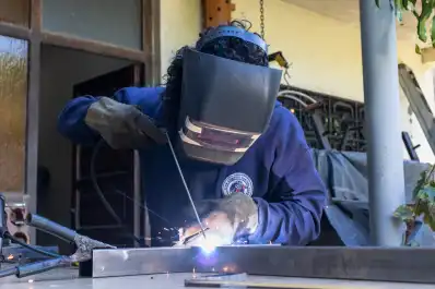 La otra cara del pluriempleo en Tucumán: la batalla diaria entre dos trabajos, el estudio y un hijo a cargo