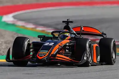 El argentino Nicolás Varrone brilló en una carrera caótica, sumó fuerte y clavó el récord de vuelta en la Fórmula 2