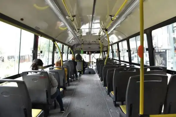 Feriado celeste y blanco por el 25 de Mayo: qué servicios estarán disponibles y cuáles no