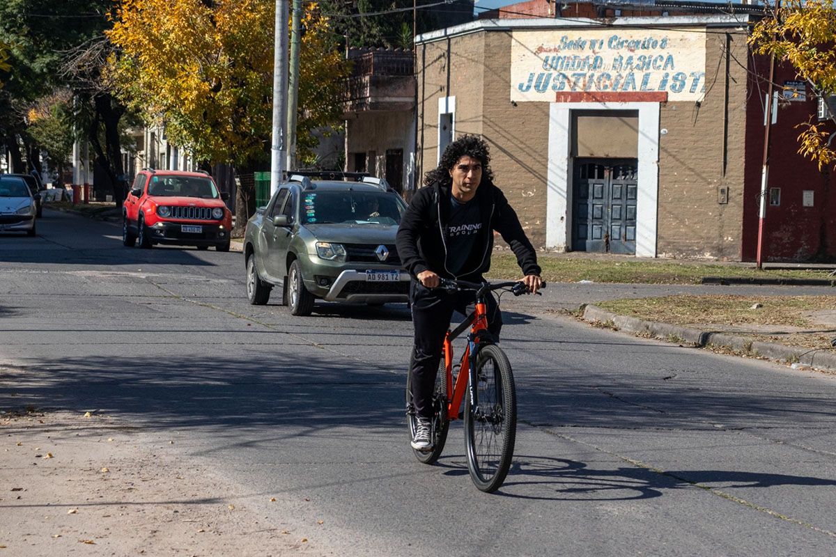 CIUDADELA. Se sube a la bicicleta para atravesar Tucumán rumbo al gimnasio