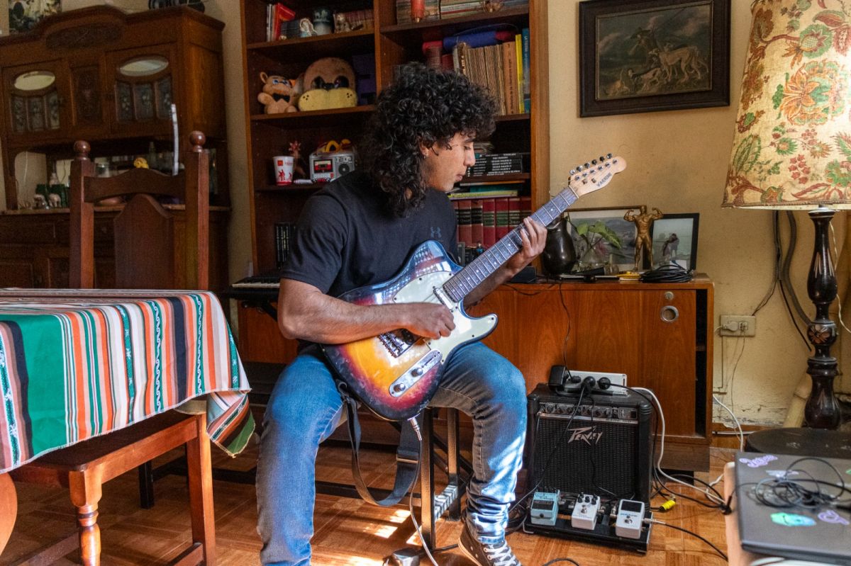 EL RESPIRO. Entre jornadas extensas y obligaciones diarias, Joaquín encuentra un momento para bajar el ritmo con su guitarra. 