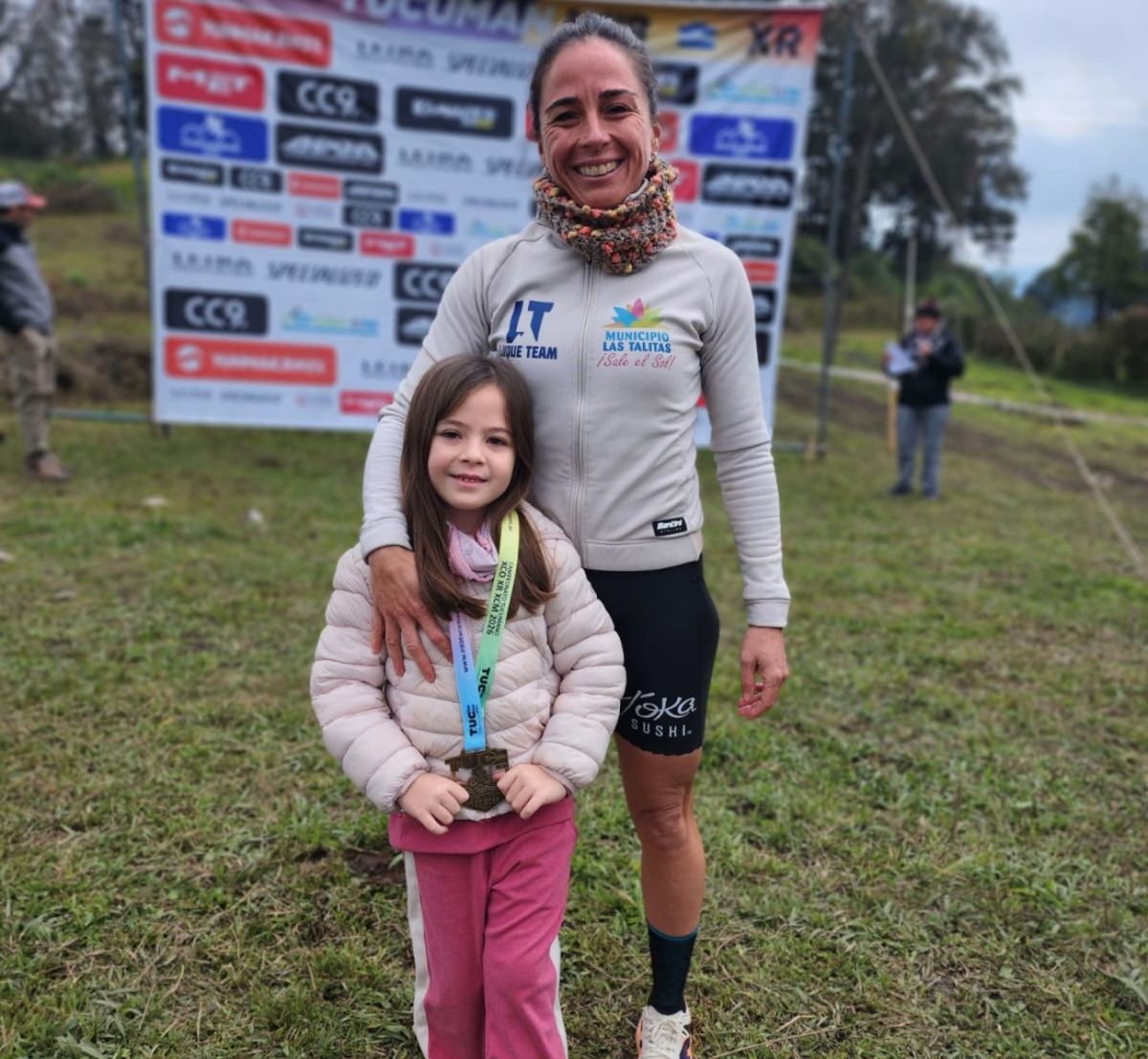 FESTEJO. Leila Luque celebró la victoria conseguida en San Javier junto a su hija Martina.
