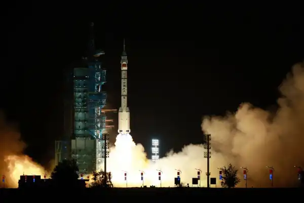 China mandó un año al espacio a un astronauta