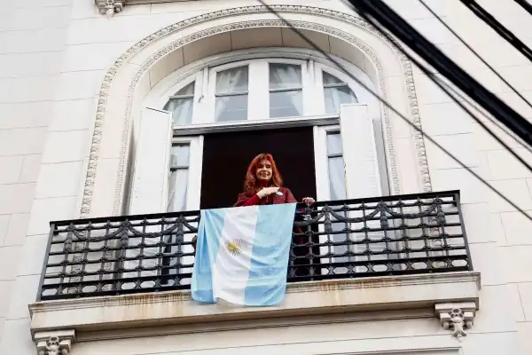 A 23 años de la asunción presidencial de Kirchner: La Cámpora se movilizó y Cristina salió al balcón