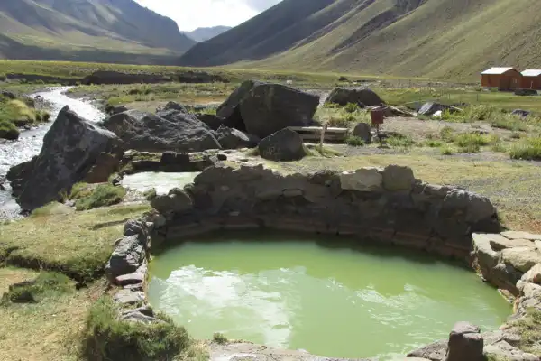 El paraíso termal escondido entre montañas que sorprende por sus aguas curativas