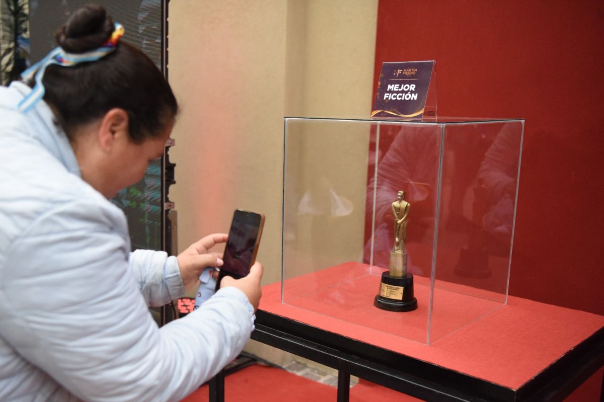 RECUERDOS. La gente tomaba fotos del premio a mejor ficción que llegó a la provincia. LA GACETA/ Foto de Analía Jaramillo