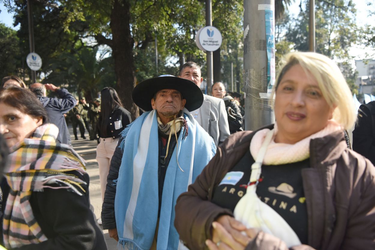 ACTO. Sin importar la fresca mañana, cientos de tucumanos se acercaron a plaza Independencia.