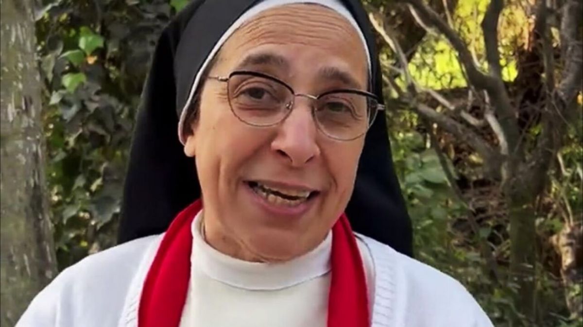 SOR LUCIA CARAM. La monja coordina el corredor humanitario número 44 de la “Caravana de la Bondad” junto a voluntarios argentinos.