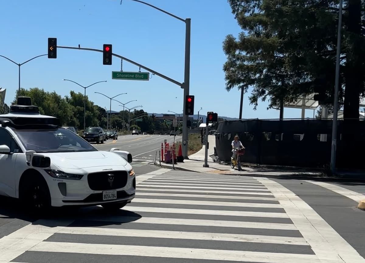 Un Waymo recorriendo el predio donde funcionan las oficinas de Google