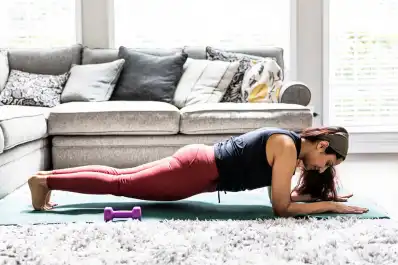 Esto le sucede a tu cuerpo si hacés la plancha todos los días, según expertos