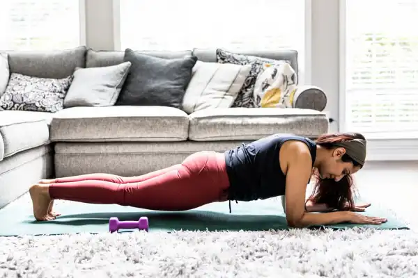 Esto le sucede a tu cuerpo si hacés la plancha todos los días, según expertos
