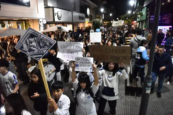 “Más educación, menos abandono”: la Escuela Normal volvió a marchar y reclamó respuestas