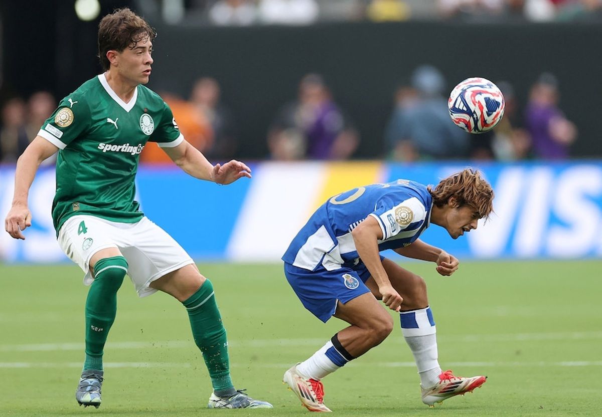 El defensor argentino del Palmeiras Agustín Giay (izquierda) y el mediocampista portugués del FC Porto Rodrigo Mora luchan por el balón durante el partido de fútbol del Grupo A de la Copa Mundial de Clubes 2025