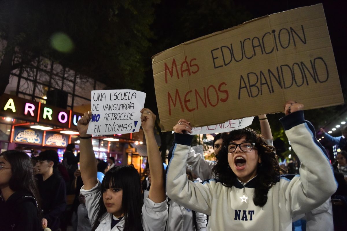 “Más educación, menos abandono”: la Escuela Normal volvió a marchar y reclamó respuestas