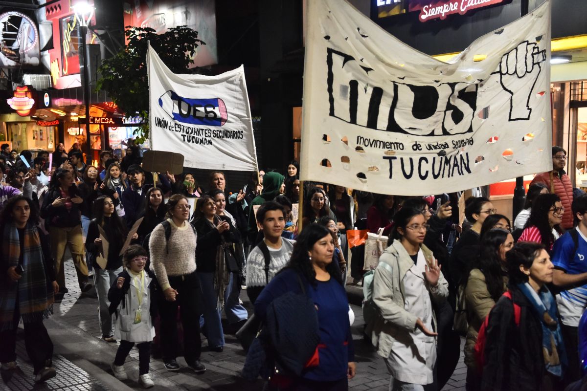 “Más educación, menos abandono”: la Escuela Normal volvió a marchar y reclamó respuestas