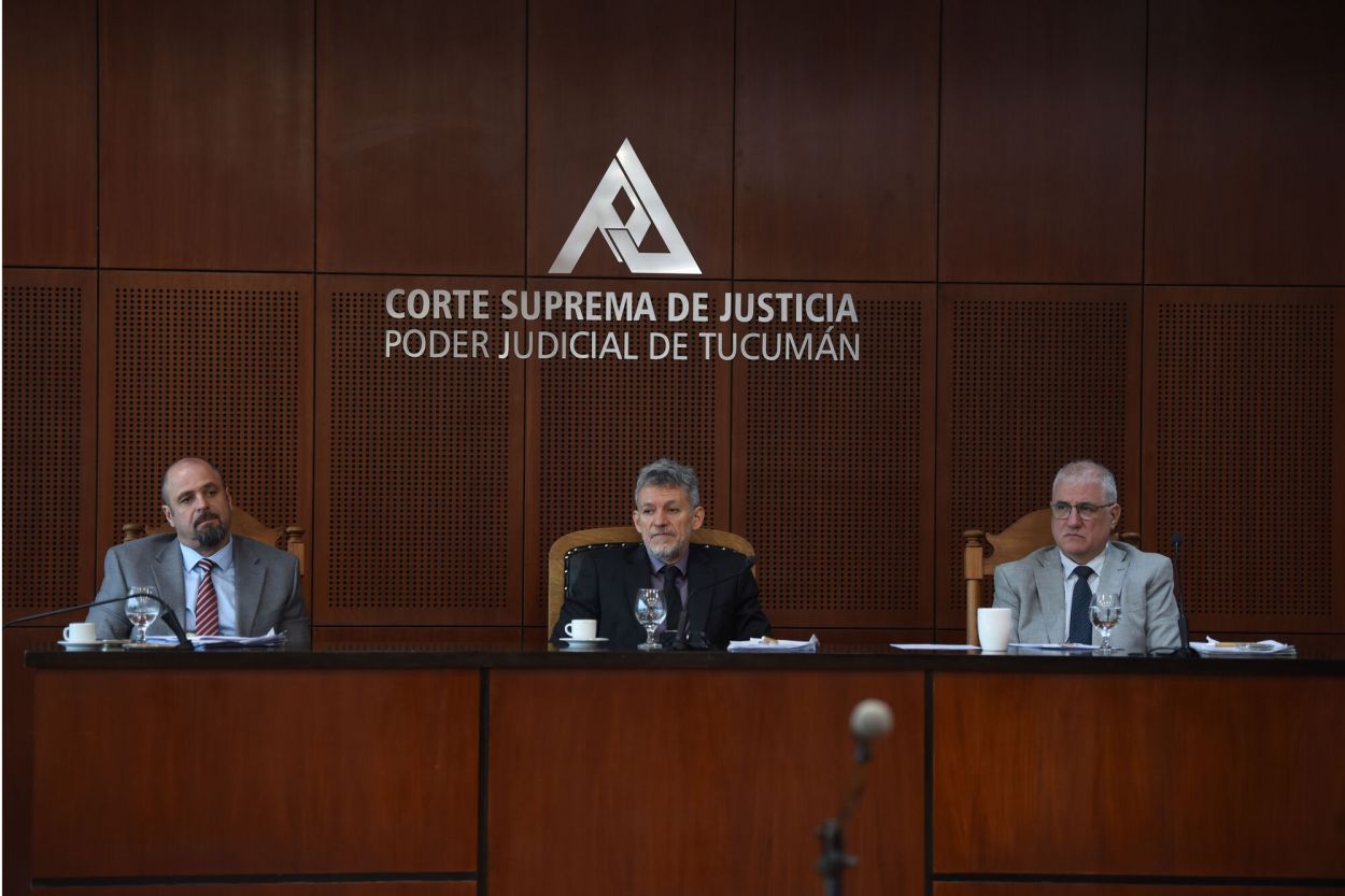 EL TRIBUNAL. Gustavo Romagnoli, Luis Morales Lezica y Fabián Fradejas.