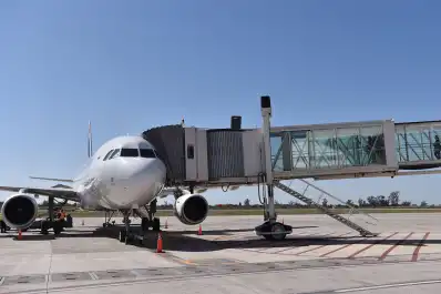 Aumentan las tasas de seguridad en los aeropuertos: ¿cómo impactará en los precios de los pasajes aéreos?