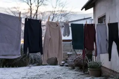 El truco para secar la ropa más rápido en invierno y evitar el olor a humedad: el consejo que usaban las abuelas