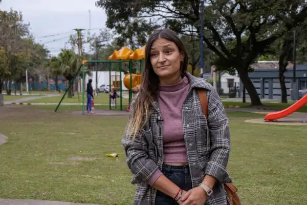 “Capaz que tendría que trabajar en un kiosco”: la historia de Valentina, una investigadora que fabrica productos cosméticos y enseña inglés