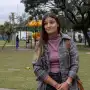 “Capaz que tendría que trabajar en un kiosco”: la historia de Valentina, una investigadora que vende cosméticos y enseña inglés