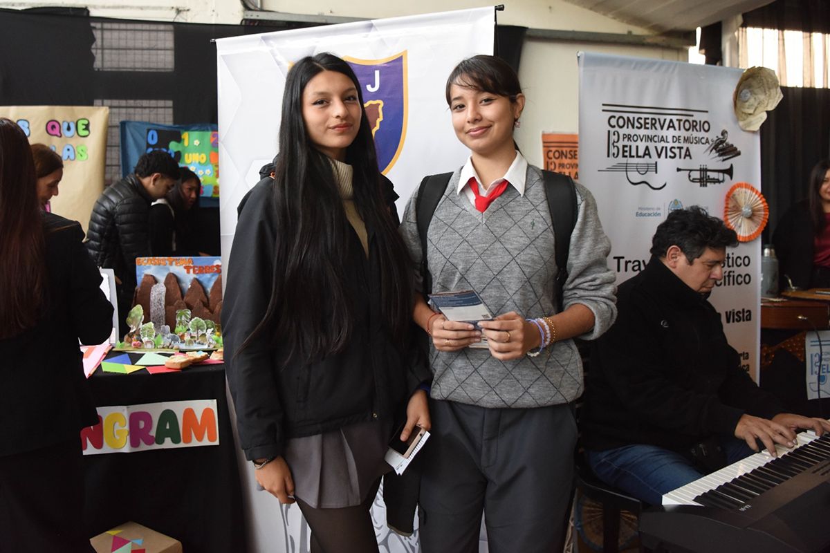 EN EL STAND DE MÚSICA. Aylen Pomacusi y Sol Quinteros llegaron a la Expo UNT con dudas distintas, pero disfrutaron de la música del stand del Conservatorio Provincial de Música (Anexo Bella Vista). / LA GACETA, ANALÍA JARAMILLO